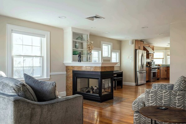 TV, stereo, offices - Stay at Beverly Shops (Beverly)