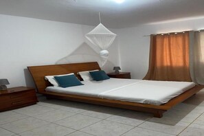 4 bedrooms, WiFi - Spacious 4-bedroom apartment in serene Tarrafal with WiFi (Tarrafal)
