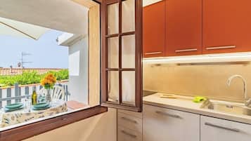 Mikrowelle, Herdplatte, Geschirrspüler, Kochgeschirr/Geschirr/Besteck