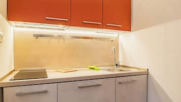 Mikrowelle, Herdplatte, Geschirrspüler, Kochgeschirr/Geschirr/Besteck