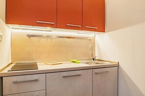 Microondas, placa de cocina, lavavajillas y utensilios de cocina