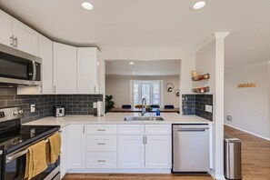 Réfrigérateur, four à micro-ondes, un four, surface de cuisson