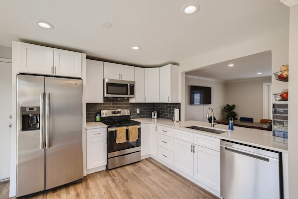 Een koelkast, een magnetron, een oven, een kookplaat