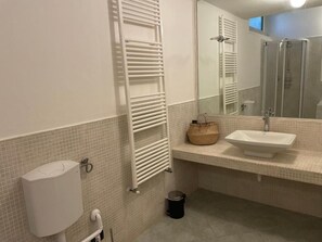 Doccia, asciugacapelli, bidet, asciugamani