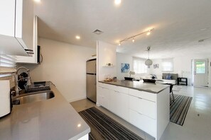 Frigorífico, microondas, horno y placa de cocina