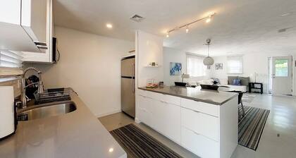 đ Modern & Sleek Beach Cottage â Stylish getaway just minutes from Newportâs best beaches! âïžđĄ