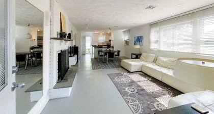 🌊 Modern & Sleek Beach Cottage – Stylish getaway just minutes from Newport’s best beaches! ☀️🏡