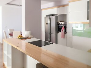 Kjøleskap, ovn, kokeplater og oppvaskmaskin