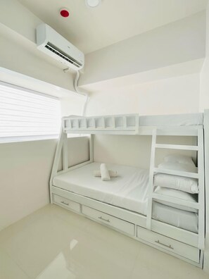 Tabla de planchar con plancha y ropa de cama