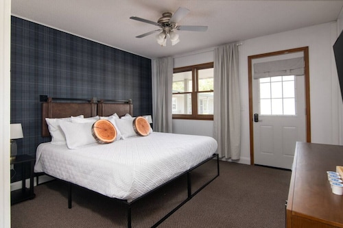 LumberJill Lodge #5 | King Room