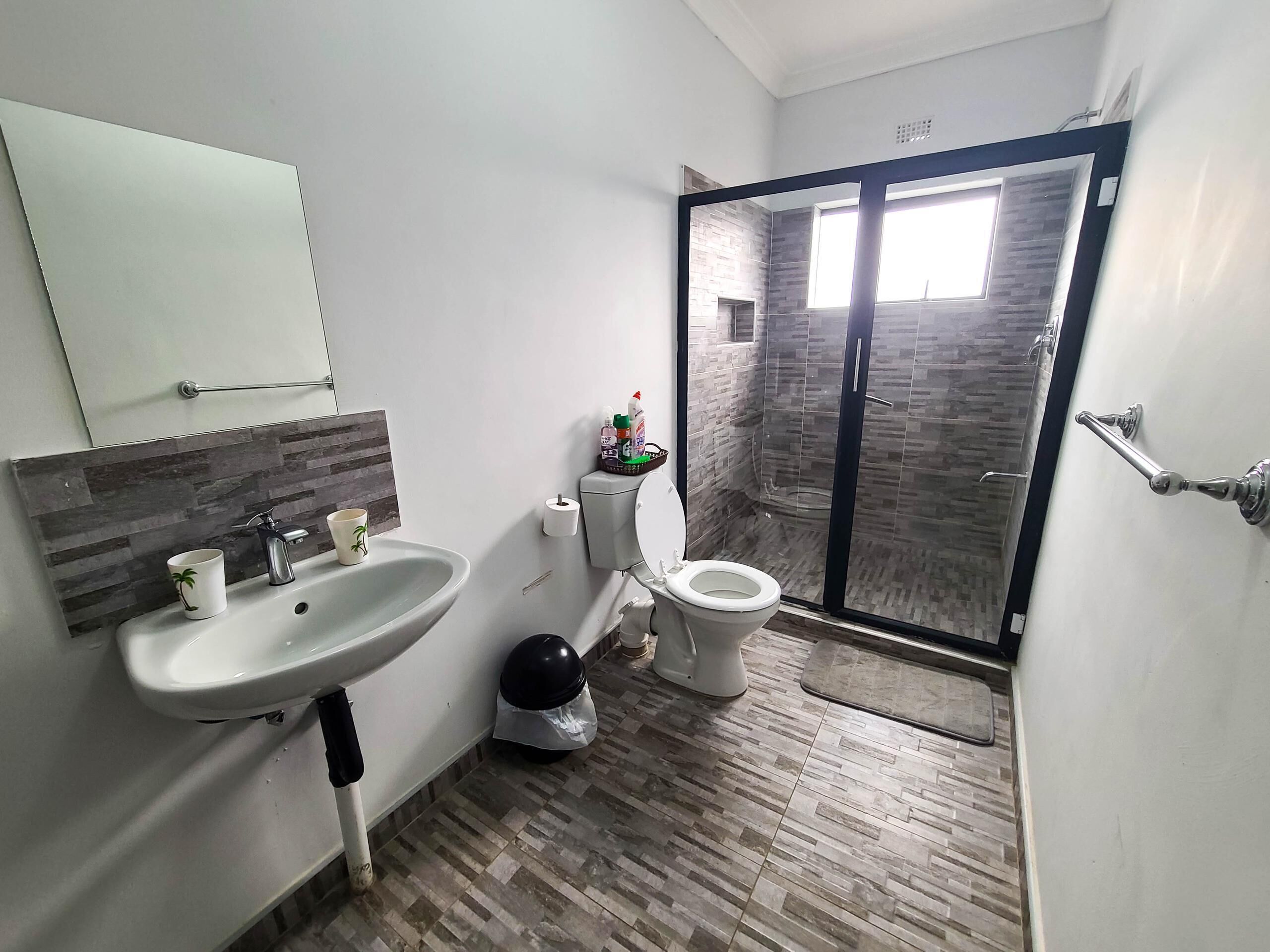Appartement Confort, patio | Salle de bain | Serviettes fournies, papier toilette