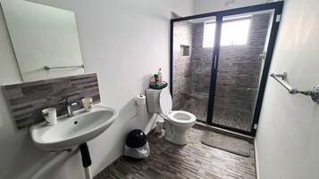 Appartement Confort, patio | Salle de bain | Serviettes fournies, papier toilette