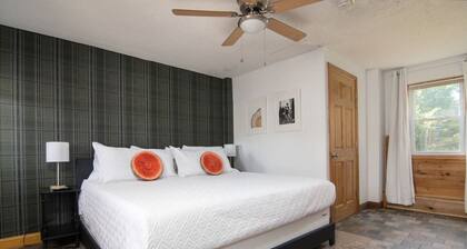 LumberJill Lodge #8 | King Room