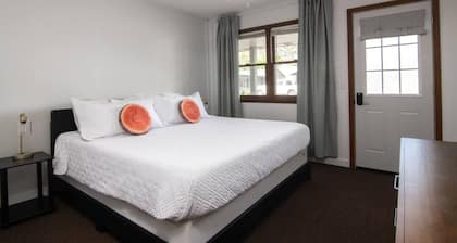 LumberJill Lodge #3 | Deluxe King Room