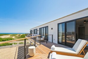 Suite, 2 queensize bedden, balkon, uitzicht op zee (Ocean View 2 Queens) | 1 slaapkamer, luxe beddengoed, pillowtop-bedden