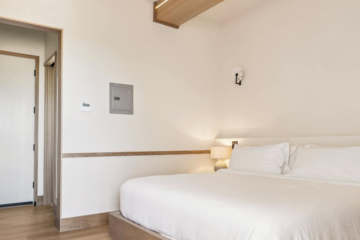 1 bedroom, premium bedding, pillowtop beds, blackout drapes
