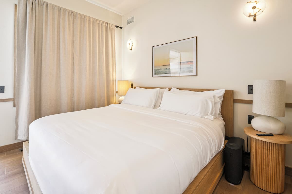 1 bedroom, premium bedding, pillowtop beds, blackout drapes