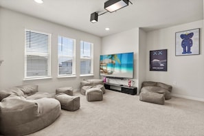 TV - Luxury 9BR Pool Villa/ Sleeps 16+/ Near Disney (Davenport)