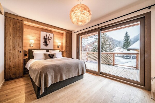 3 soverom, strykejern/-brett, internettilgang og sengetøy