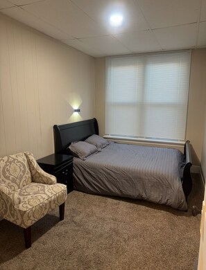 2 soverom, skrivebord, strykejern/-brett og wi-fi (inkludert)