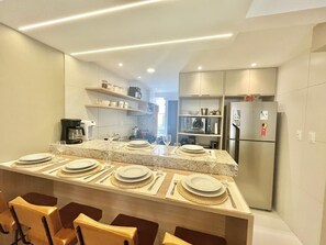 Fridge, microwave, oven, stovetop - Luxurious Village in Guarajuba. Have all the comfort you deserve here! (Guarajuba)