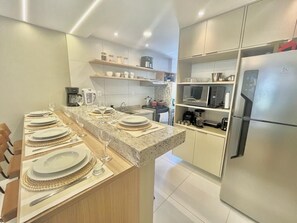 Frigorifero, microonde, forno, piano cottura