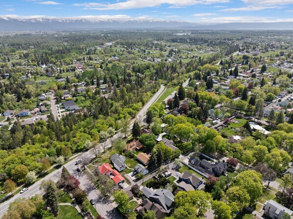 Oversigtsbillede af et boligområde med huse, veje og et bjergrigt baggrundslandskab.