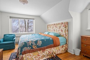 3 bedrooms, desk, iron/ironing board, travel crib - Experience Kalispell's Downtown Charm (Kalispell)