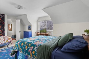 3 bedrooms, desk, iron/ironing board, travel crib