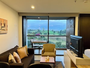 Suite Deluxe, vue sur le jardin | Aire de séjour | Téléviseur connecté