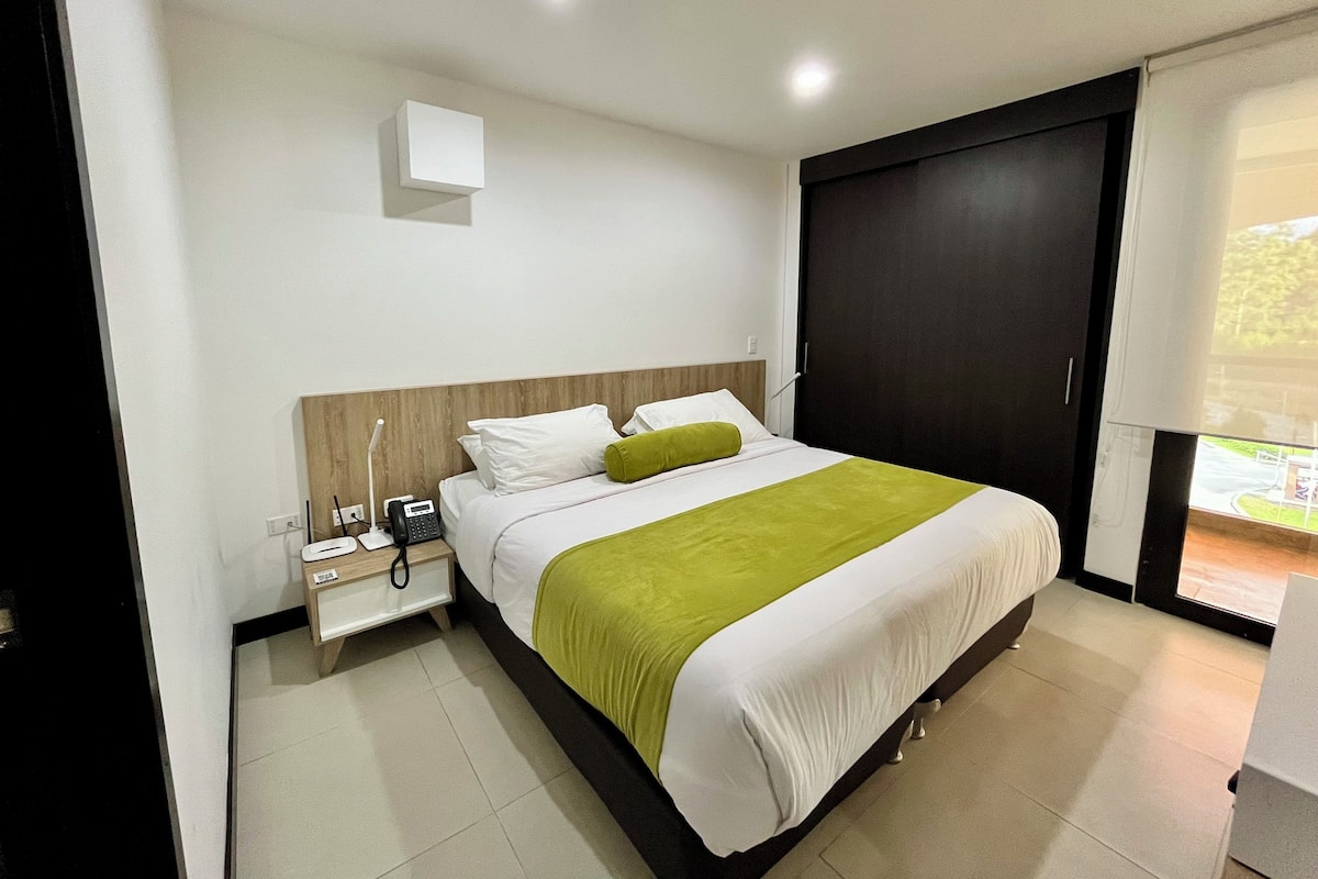 Suite exclusive, vue sur le jardin | 1 chambre, literie hypoallergénique, coffre-fort