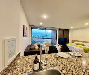 Deluxe Suite, Garden View | 1 bilik tidur, peralatan tempat tidur hipoalergenik