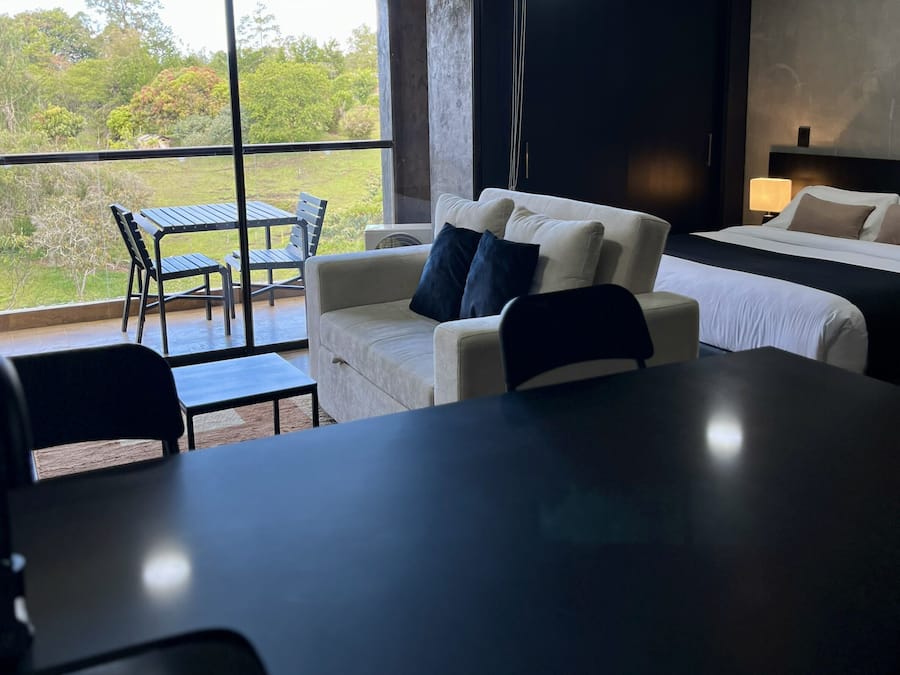 Suite – exclusive, hageutsikt | Oppholdsområde | Smart-TV