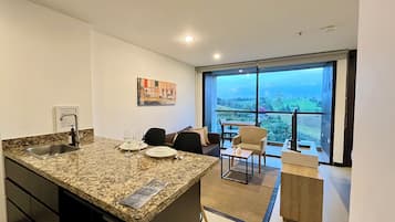 Suite Deluks, pemandangan kebun | Area keluarga | Smart TV