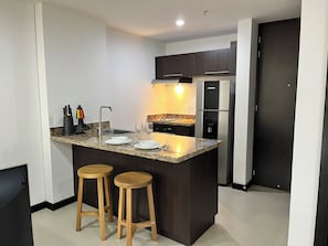 Suite exclusive, vue sur le jardin | Cuisine privée | Réfrigérateur, four à micro-ondes, un four