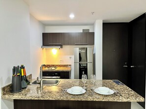 Suite exclusiva, vistes al jardí | Cuina privada | Frigorífic, microones, forn i placa de cuina 