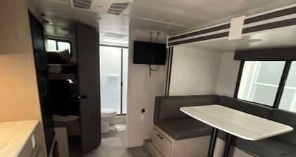 RV in Marvelous Brentwood with AC, WiFi, toiletries