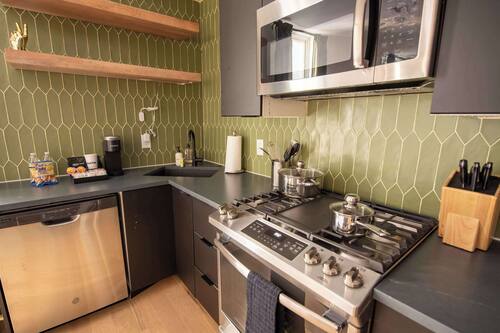 Full-size fridge, microwave, oven, stovetop