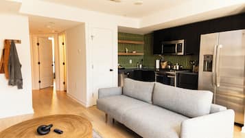 Departamento, 2 habitaciones, cocina | Área de sala de estar | Televisión