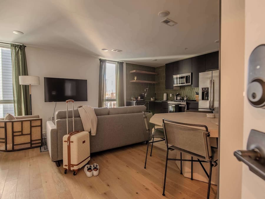 Departamento superior, 2 habitaciones, cocina | Área de sala de estar | Televisión