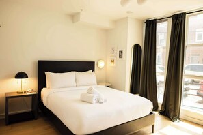 Desk, laptop workspace, iron/ironing board, free WiFi - Sosuite at The Jefferson (Philadelphia)