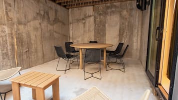 Apartamento, 2 quartos, varanda, no piso térreo | Terraço/pátio