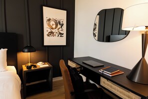 Desk, laptop workspace, iron/ironing board, free WiFi - Sosuite at The Jefferson (Philadelphia)