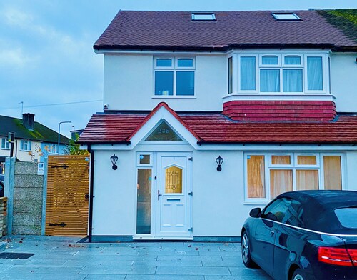 Cosy Ensuit  in a calm environment, 1 min walk to bus stand, with free parking.