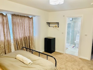 1 slaapkamer, een strijkplank/strijkijzer, wifi, beddengoed