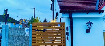 Cosy Ensuit  in a calm environment, 1 min walk to bus stand, with free parking.