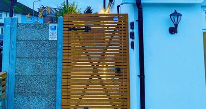 Cosy Ensuit  in a calm environment, 1 min walk to bus stand, with free parking.