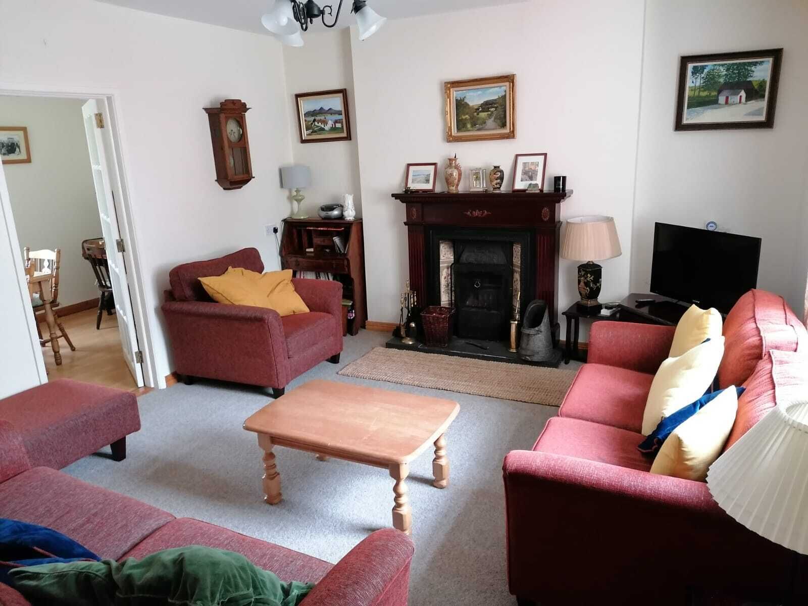 Televisio, takka, kirjoja, stereot