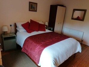 4 bedrooms, iron/ironing board, free WiFi, bed sheets