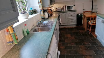 Microwave, oven, dishwasher, coffee/tea maker